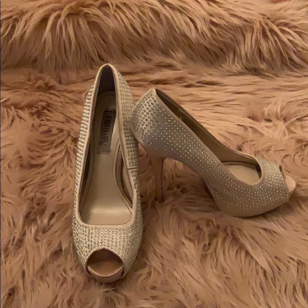 Nude pumps